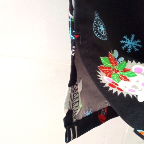 SERENE BLACK V-NECK SHORT SLEEVE TWO POCKET MEDICAL SCRUB TOP SIZE MEDIUM NWT - Picture 4 of 10